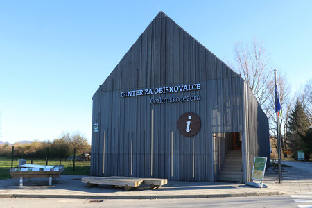 Nov napis na Centru za obiskovalce Cerkniško jezero 06 Foto Ljubo Vukelič